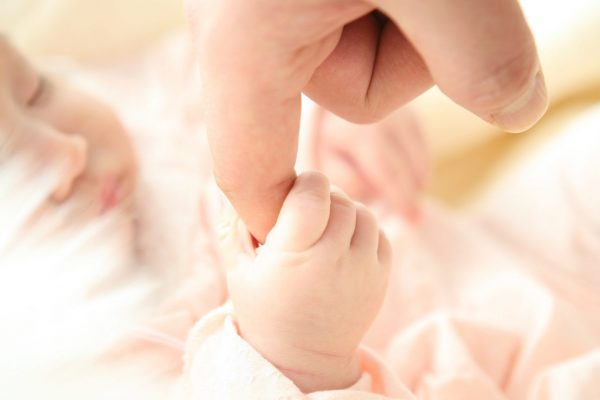adorable-baby-cute-64242 baby hold parent hand